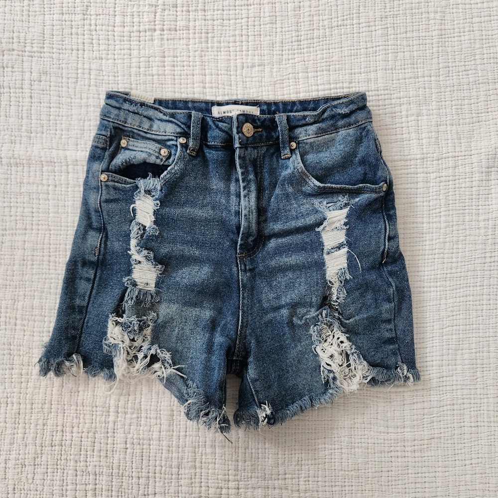 Almost Famous Denim Shorts Womens 5 Blue Excellent Distressed High Rise Frayed